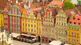 Вид на Рыночную площадь в историческом центре - Старом городе - Вроцлава. Это одна из крупнейших рыночных площадей Европы и Польши, площадь которой составляет более 3 га.