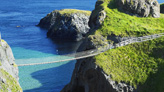 Каррик-а-Рид (Carrick-a-Rede) – веревочный мост, перекинутый от североирландского побережья Ирландского моря до острова Каррик, расположившегося всего в двадцати метрах от берега