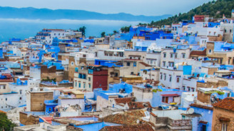 Вид на синий город Шефшауэн в горах Риф