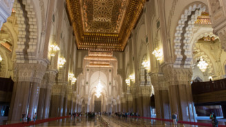 Великая мечеть Хасана II — мечеть, расположенная в городе Касабланка, является крупнейшей мечетью Марокко и одной из крупнейших в мире. Сооружение находится на берегу Атлантического океана. Здание мечети расположено на территории равной 9 гектарам, общая вместимость составляет 105 000 верующих. Высота единственного минарета равна 210 метрам.