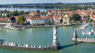 Панорамный снимок Линдау (нем. Lindau) — исторического города на острове в восточной части Боденского озера (нем. Bodensee), районный центр германской земли Бавария.