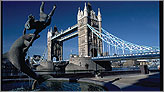 Скульптура "Девушка с дельфином" архитектора Дэвида Уейна на фоне Тауэрского моста в Лондоне / David Wayne Sculpture "Girl With The Dolphin" Next To Tower Bridge in London