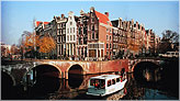 Мост через Кайзерсграхт – в переводе, Императорский канал - самый широкий канал в Амстердаме.