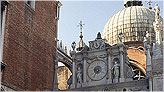 Внутренний дворик Дворца до́жей (итал. Palazzo Ducale) в Венеции, находится на  площади Святого Марка рядом с одноимённым собором