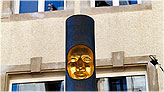 Один из четырех столбов, расположенных в центре старого Люксембурга, являющийся настоящим фонарем, украшенный золотой маской. Выражения лиц всех 4 масок совершенно разные, есть как