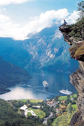 Cмотровая площадка Флюдалсьювет (норв. Flydalsjuvet) в Гейрангер-фьорде (норв. Geranger-Fjord) в поселке Гейрангер, Норвегия