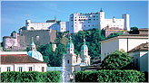 Вид на средневековую Крепость Хоэнзальцбург (нем. Festung Hohensalzburg) из придворных садов Дворца Мирабель (нем. Schloss Mirabell) /  Salzburg, Österreich