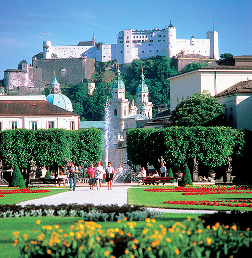 Вид на средневековую Крепость Хоэнзальцбург (нем. Festung Hohensalzburg) из придворных садов Дворца Мирабель (нем. Schloss Mirabell) /  Salzburg, Österreich