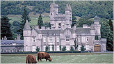 Замок Балмóрал (англ. Balmoral Castle) — шотландский замок, который расположен на берегу реки Ди, в области Абердиншир, частная резиденция английских королей в Шотландии.