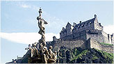 Вид на Эдинбургский замок из городского парка "Сады Принцес-стрит" / Edinburgh Castle From Princess Street Gardens