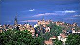 Вид на Эдинбург, вдалеке над городом заметно возвышается Эдинбургский Замок, Шотландия / View of Edinburgh & Edinbudg Castle
