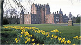 Замок Глэмис (англ. Glamis Castle) — шотландский замок, который расположен рядом с деревней Гламс, в округе Ангус, в Шотландии. Ранее крепость считалась королевским охотничьим домиком.