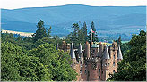 Замок Глэмис (англ. Glamis Castle) — шотландский замок, который расположен рядом с деревней Гламс, в округе Ангус, в Шотландии. Ранее крепость считалась королевским охотничьим домиком.