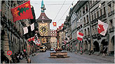 Вид от фонтана со скульптурой на старинные часы на башне Цитглоге в Берне / Fountain with sculpture and Clock Tower "Zytglogge", Bern
