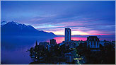 ночной вид на г. Монтрё с возвышающейся в центре башней отеля Eurotel Riviera Montreux, Швейцария